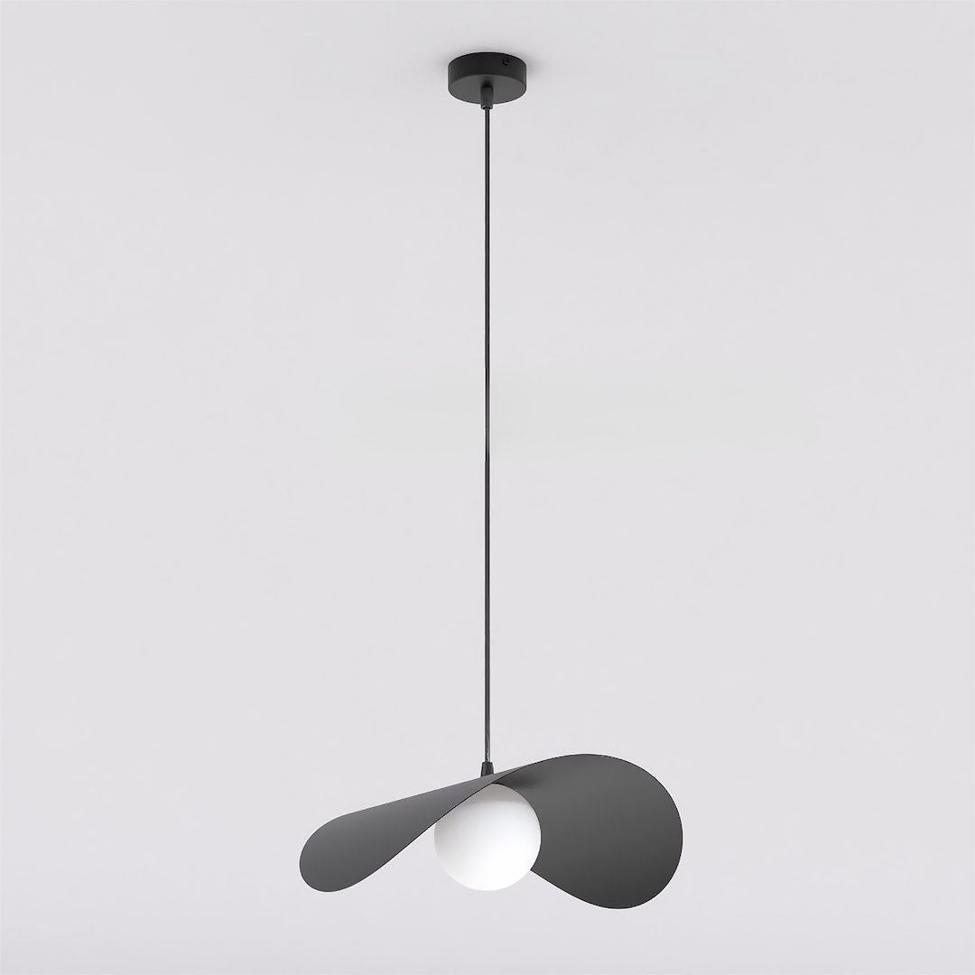 Zwarte hanglamp met golvende metalen kap en witte glazen bol aan een dun snoer met zwarte plafondplaat