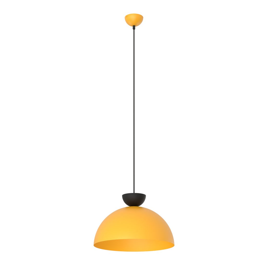 Oranje hanglamp met halfronde kap en zwarte kapkop aan een dun zwart snoer met oranje plafondkap