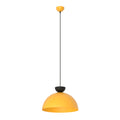 Oranje hanglamp met halfronde kap en zwarte kapkop aan een dun zwart snoer met oranje plafondkap