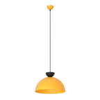 Oranje hanglamp met halfronde kap en zwarte kapkop aan een dun zwart snoer met oranje plafondkap