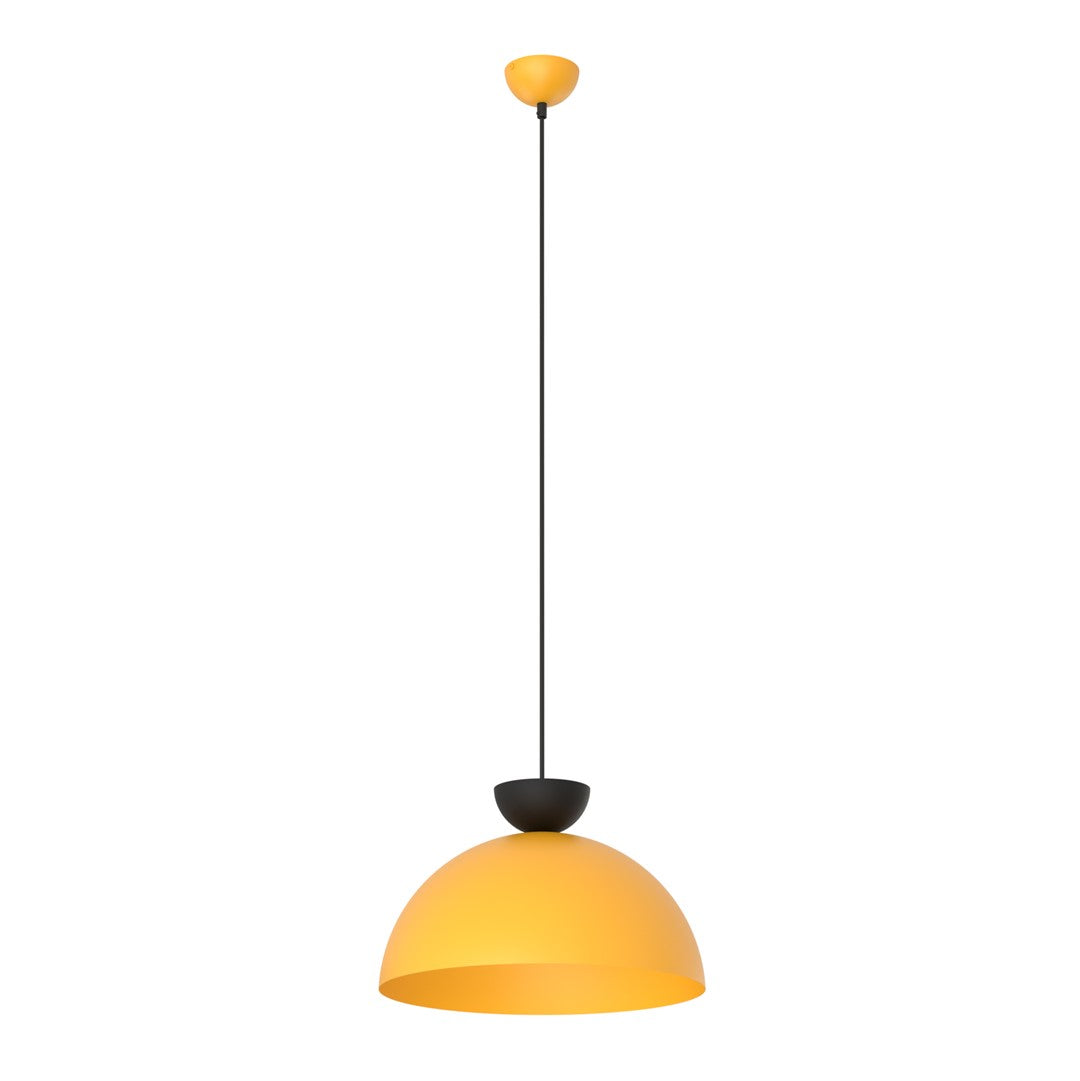 Oranje hanglamp met halfronde kap en zwarte kapkop aan een dun zwart snoer met oranje plafondkap