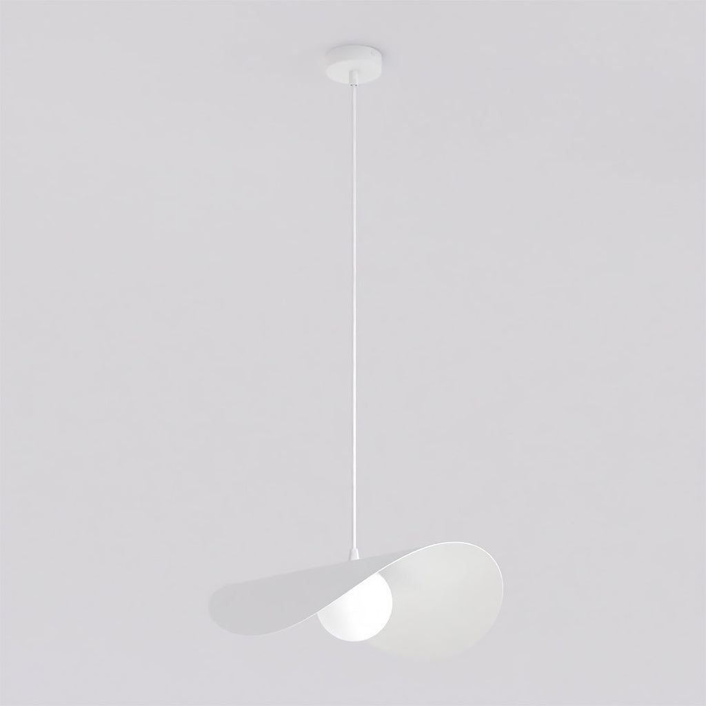 Witte hanglamp met golvende metalen kap en bolvormige lichtbron, opgehangen aan een dun wit snoer