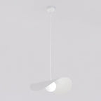 Witte hanglamp met golvende metalen kap en bolvormige lichtbron, opgehangen aan een dun wit snoer