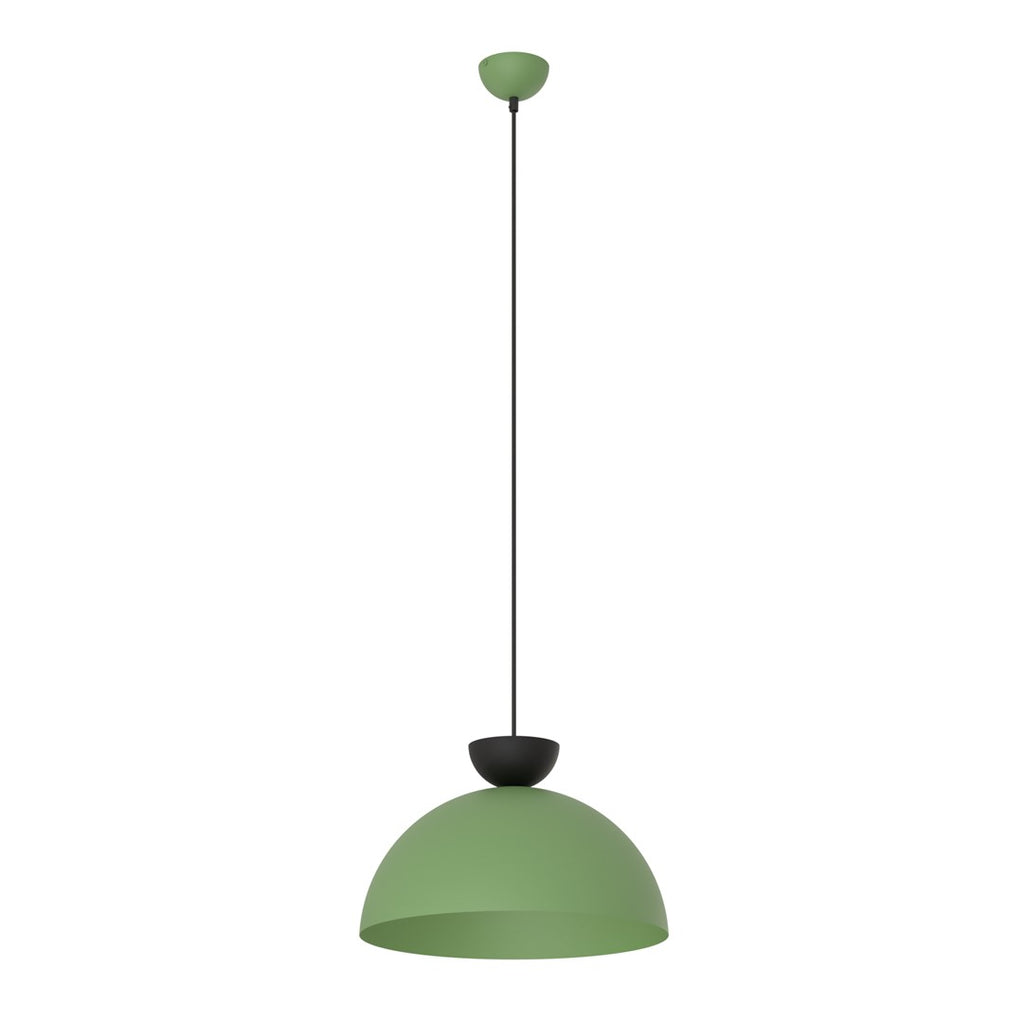 Groene hanglamp met halfronde kap, zwart detail boven de kap en dunne zwarte snoerophanging met groene canopy