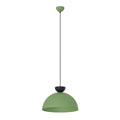 Groene hanglamp met halfronde kap, zwart detail boven de kap en dunne zwarte snoerophanging met groene canopy