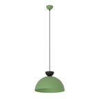 Groene hanglamp met halfronde kap, zwart detail boven de kap en dunne zwarte snoerophanging met groene canopy