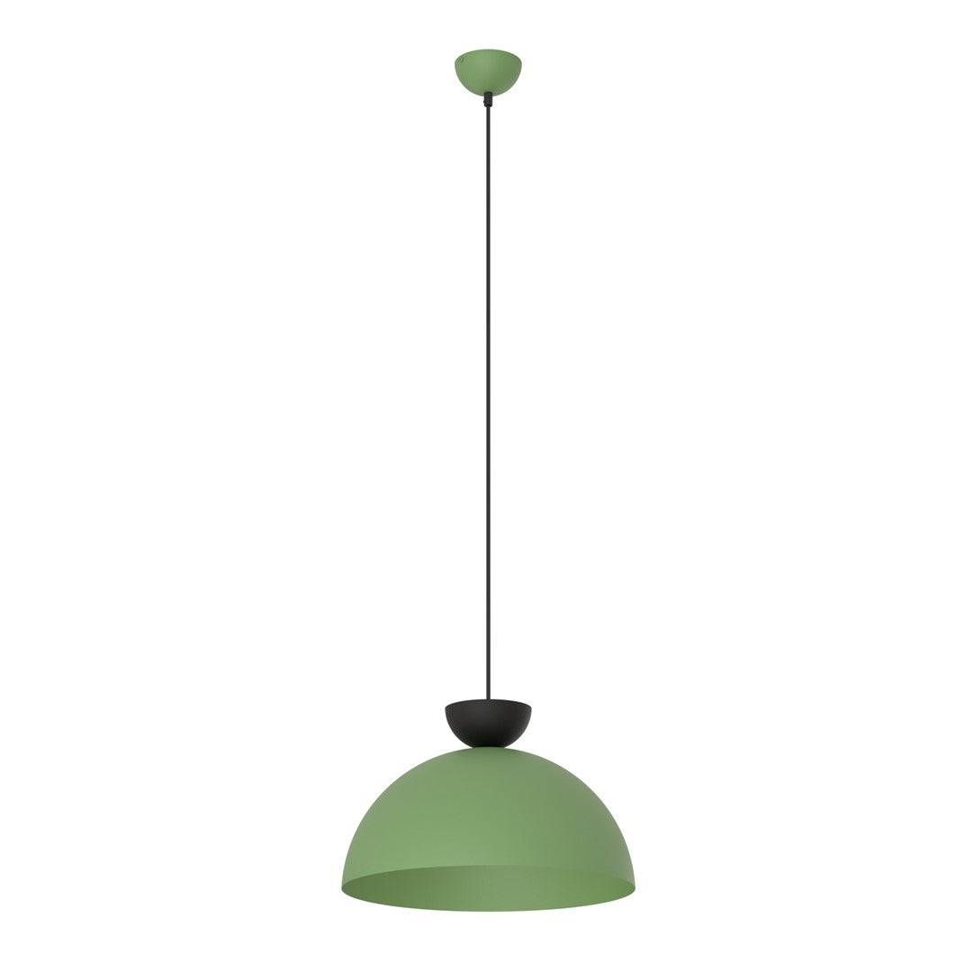 Groene hanglamp met halfronde kap, zwart detail boven de kap en dunne zwarte snoerophanging met groene canopy
