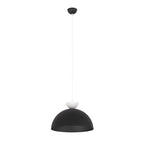 Zwarte halfronde hanglamp met wit detail en dunne witte ophanging tegen een witte achtergrond
