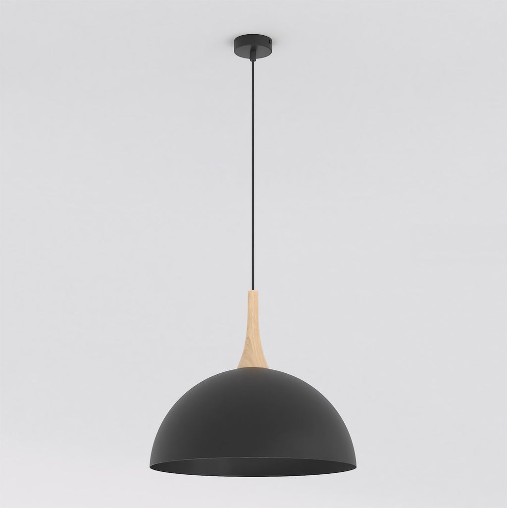 Zwarte koepelvormige hanglamp met houten element aan een dun zwart snoer