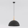 Zwarte koepelvormige hanglamp met houten element aan een dun zwart snoer