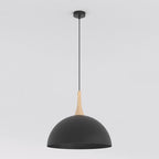 Zwarte koepelvormige hanglamp met houten element aan een dun zwart snoer