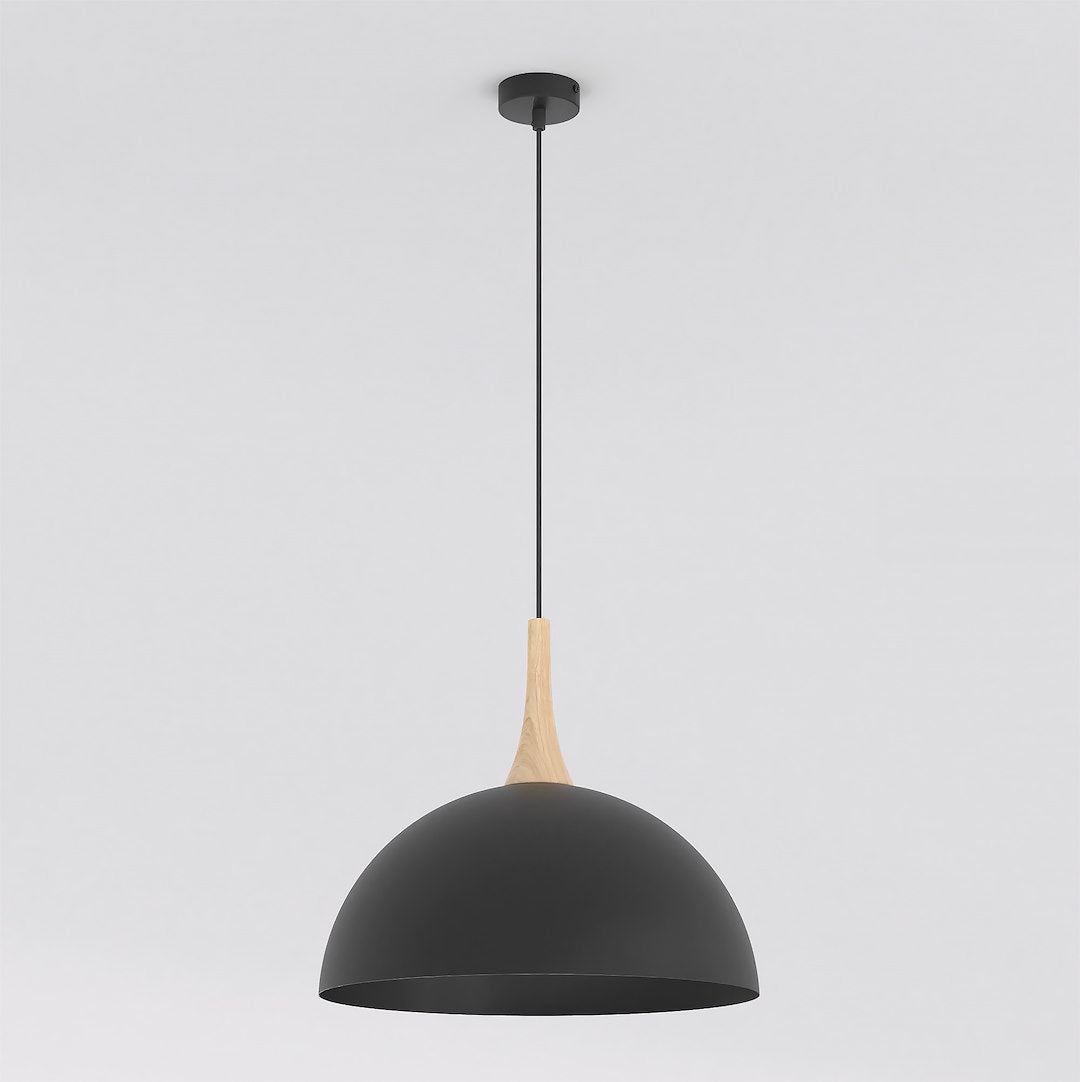 Zwarte koepelvormige hanglamp met houten element aan een dun zwart snoer