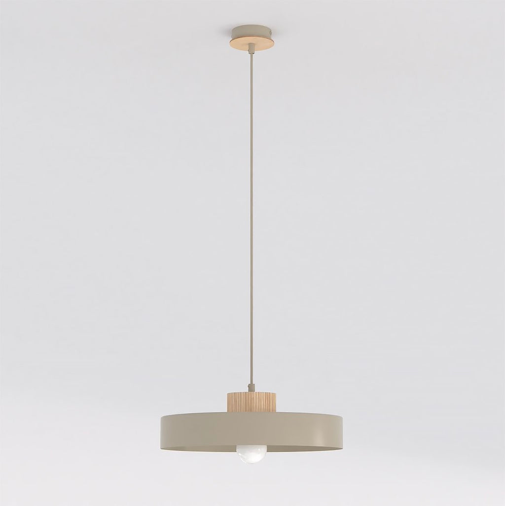 Beige hanglamp met platte ronde metalen kap en houten detail, hangend aan een dun snoer met een lamp eronder