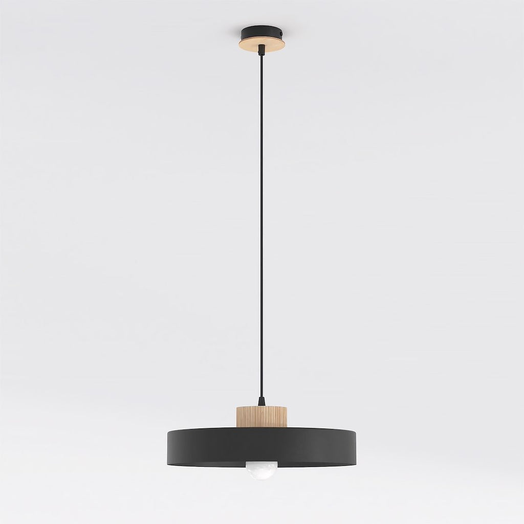 Zwarte hanglamp met platte ronde kap en houten element aan een dun zwart snoer, met kale lamp onder de kap