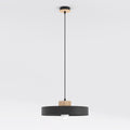 Zwarte hanglamp met platte ronde kap en houten element aan een dun zwart snoer, met kale lamp onder de kap