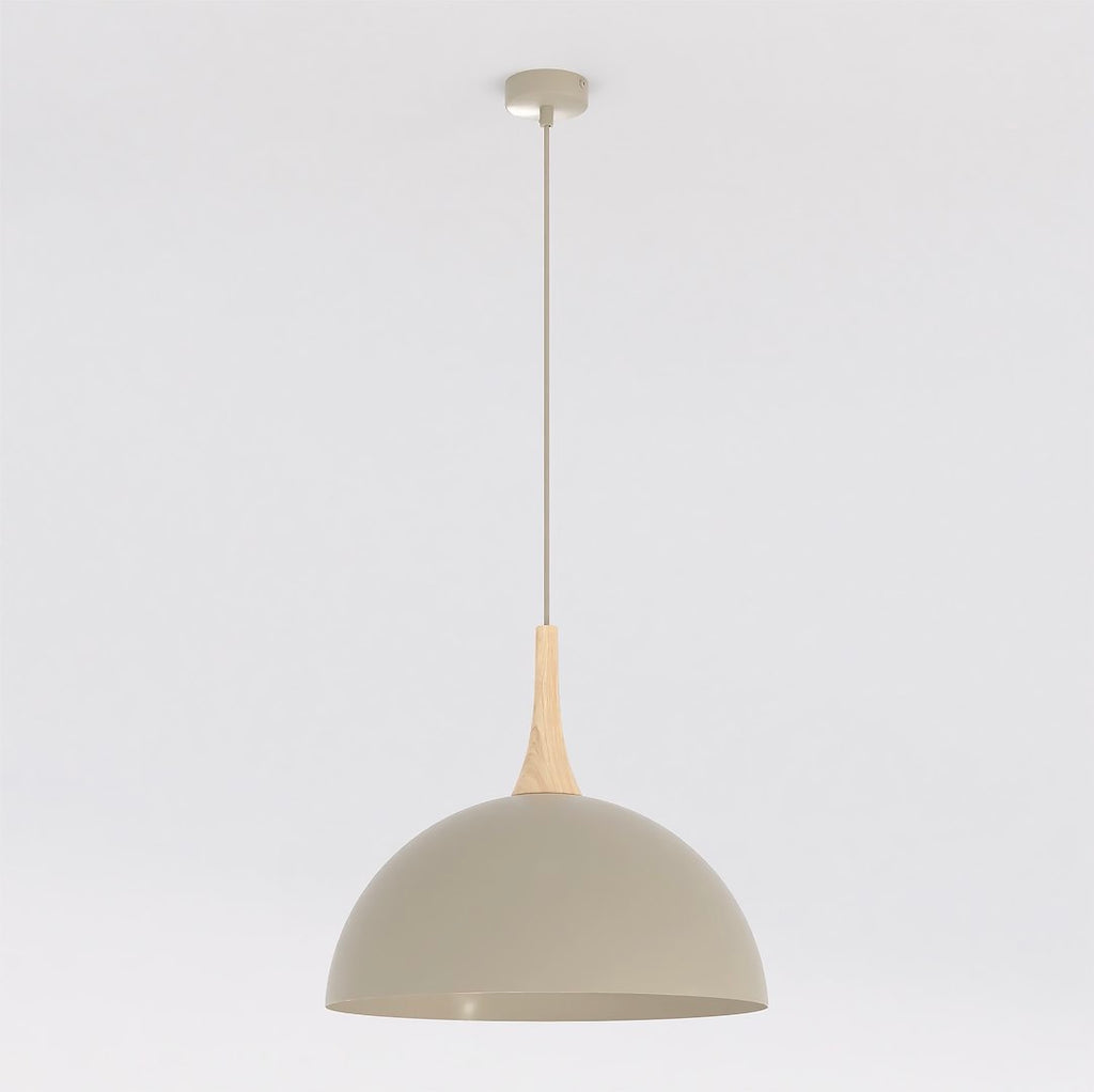 Beige hanglamp met ronde koepel en houten accent, opgehangen aan een dun beige snoer met plafondplaat