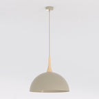 Beige hanglamp met ronde koepel en houten accent, opgehangen aan een dun beige snoer met plafondplaat