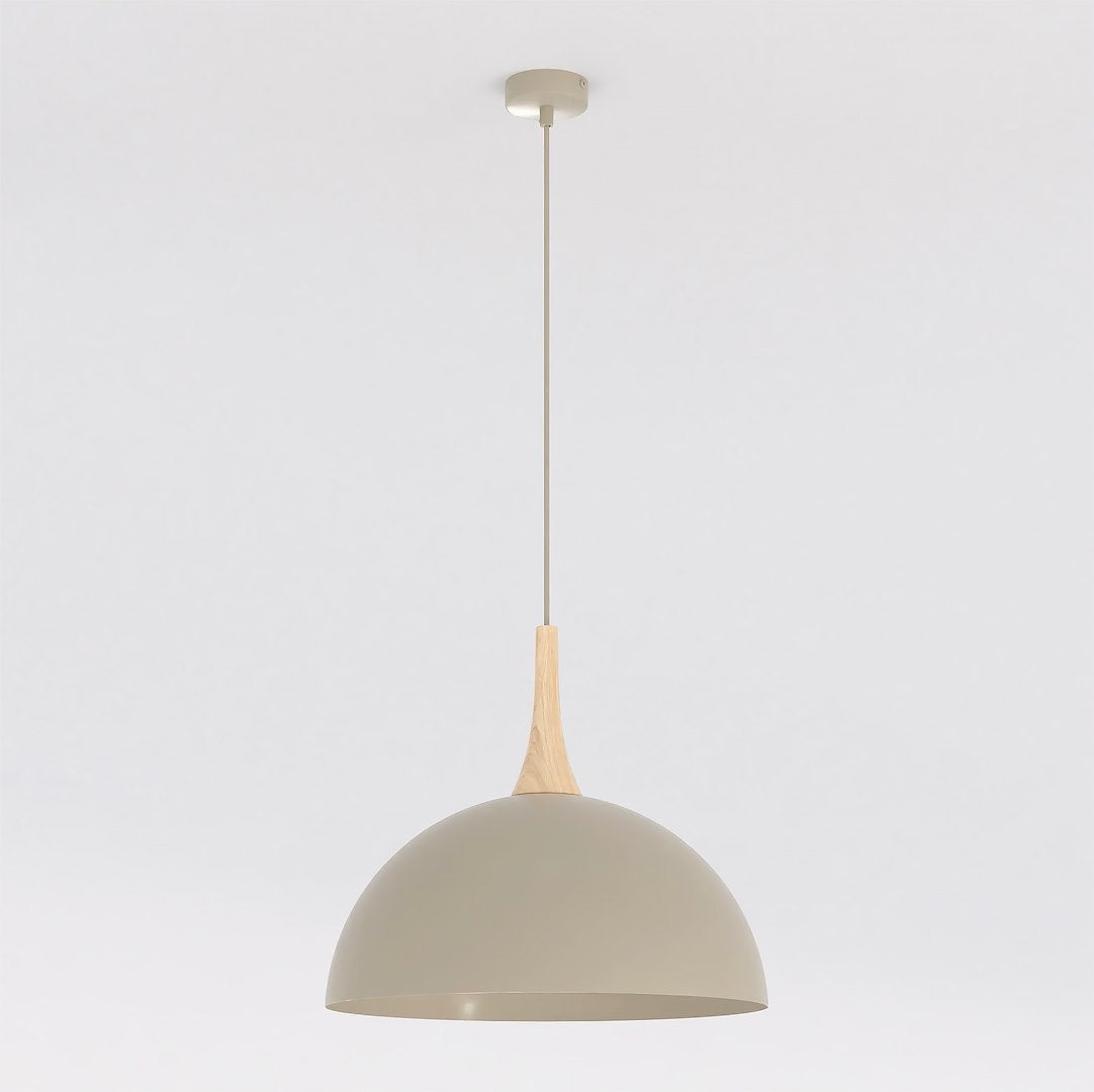 Beige hanglamp met ronde koepel en houten accent, opgehangen aan een dun beige snoer met plafondplaat