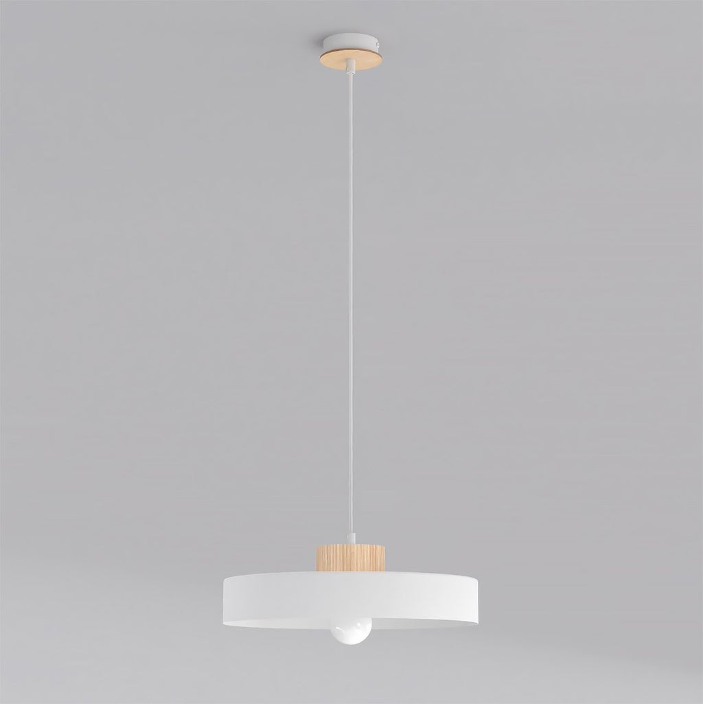 Witte hanglamp met platte ronde kap, houten ring aan de pendel en zichtbare lamp onder de kap, lichtgrijze achtergrond