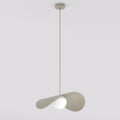 Beige hanglamp met golvende metalen kap en witte glazen bol, opgehangen aan een dunne stang aan het plafond