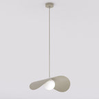 Beige hanglamp met golvende metalen kap en witte glazen bol, opgehangen aan een dunne stang aan het plafond
