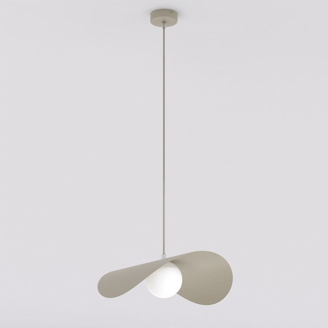 Beige hanglamp met golvende metalen kap en witte glazen bol, opgehangen aan een dunne stang aan het plafond