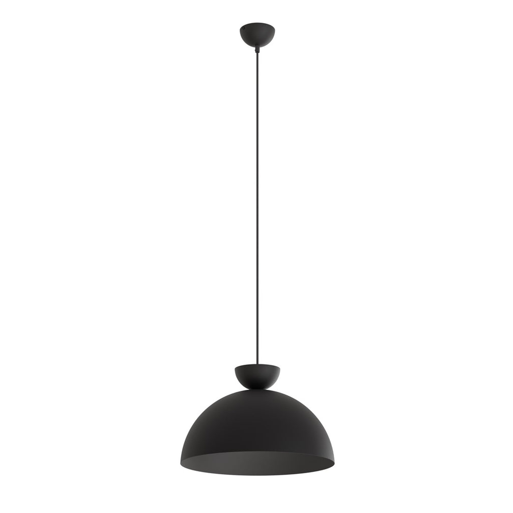 Zwarte hanglamp met halfronde mat zwarte kap en dunne zwarte pendel aan een ronde plafondkap