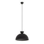 Zwarte hanglamp met halfronde mat zwarte kap en dunne zwarte pendel aan een ronde plafondkap