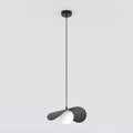 Zwarte hanglamp met golvende metalen kap en witte glazen bol aan een dun zwart snoer