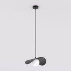 Zwarte hanglamp met golvende metalen kap en witte glazen bol aan een dun zwart snoer