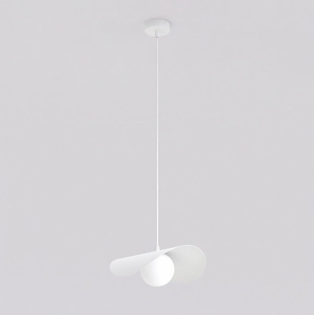 Witte hanglamp met golvende metalen kap en bolvormige lichtbron aan dun wit snoer