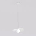 Witte hanglamp met golvende metalen kap en bolvormige lichtbron aan dun wit snoer