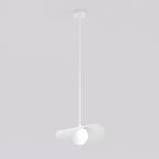 Witte hanglamp met golvende metalen kap en bolvormige lichtbron aan dun wit snoer