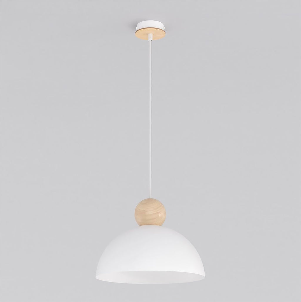 Witte hanglamp met koepelvormige kap en houten bol aan een wit snoer, met houten en witte plafondplaat