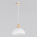 Witte hanglamp met koepelvormige kap en houten bol aan een wit snoer, met houten en witte plafondplaat