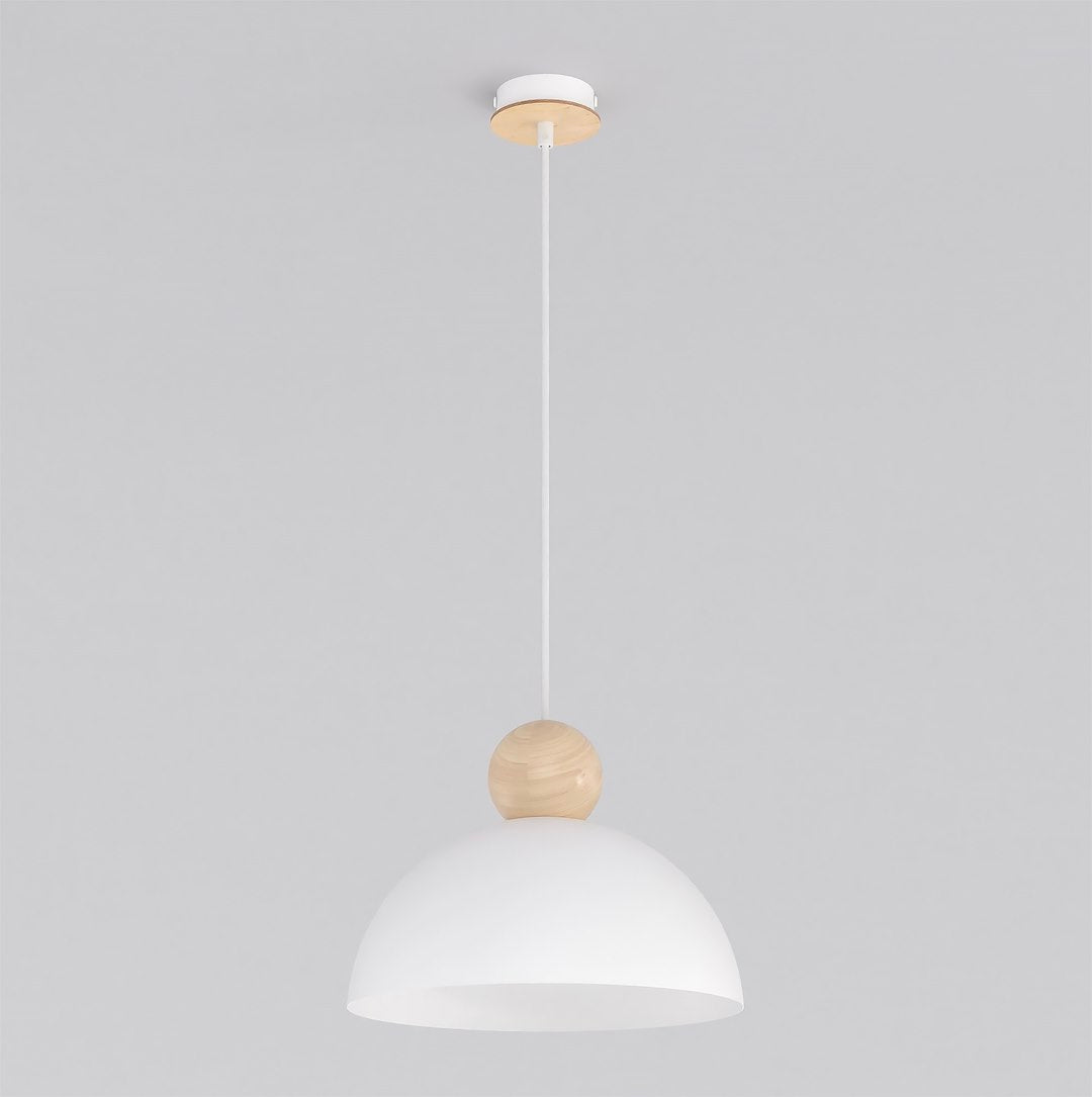 Witte hanglamp met koepelvormige kap en houten bol aan een wit snoer, met houten en witte plafondplaat