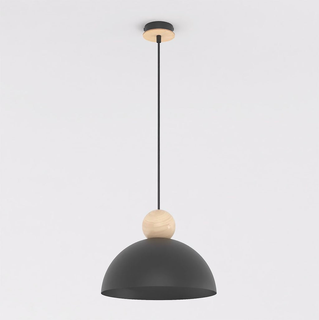 Zwarte halfronde hanglamp met houten bol en houten plafondplaat aan een dun zwart snoer