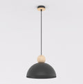 Zwarte halfronde hanglamp met houten bol en houten plafondplaat aan een dun zwart snoer