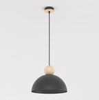 Zwarte halfronde hanglamp met houten bol en houten plafondplaat aan een dun zwart snoer
