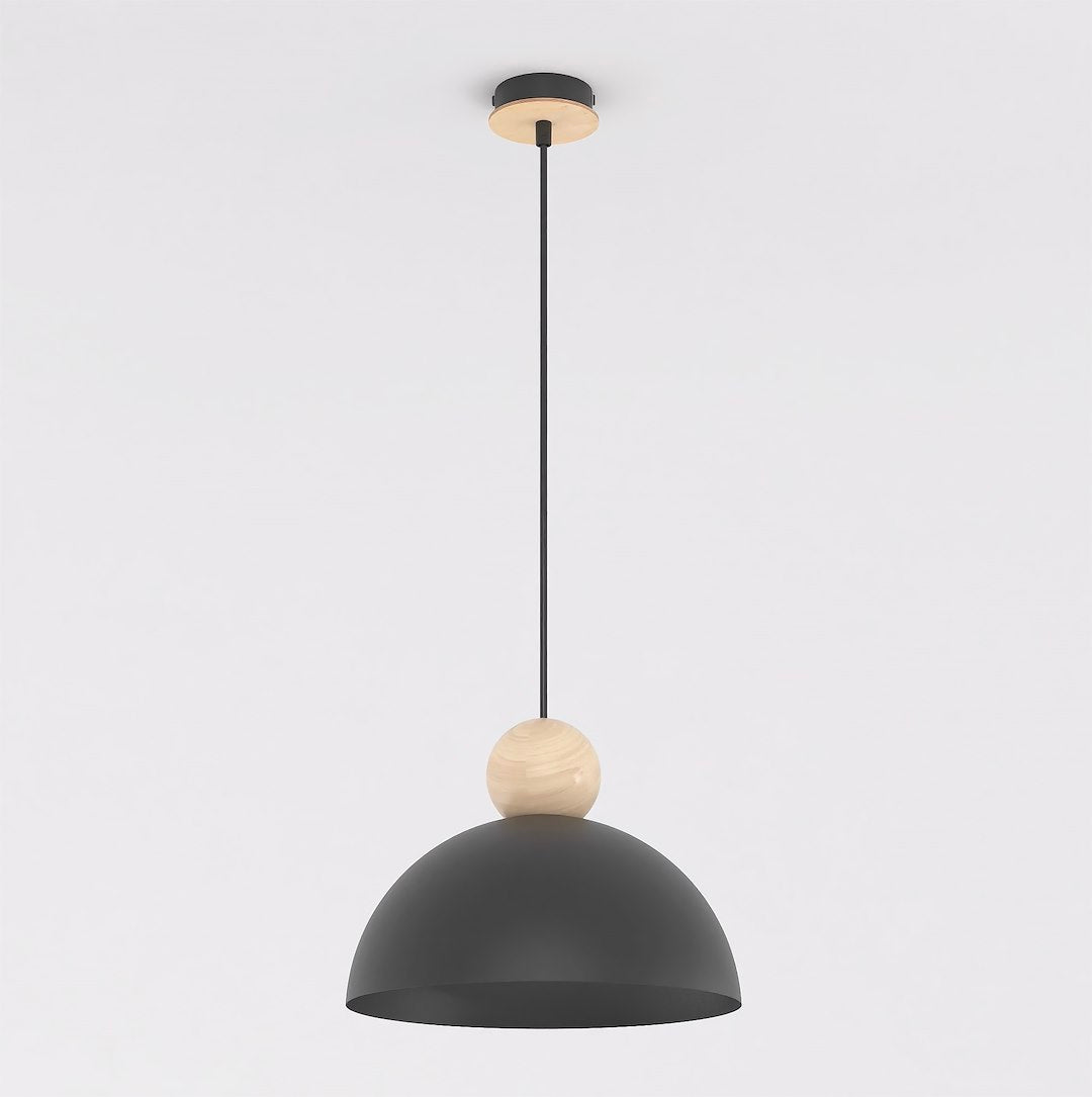 Zwarte halfronde hanglamp met houten bol en houten plafondplaat aan een dun zwart snoer