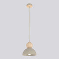 Beige hanglamp met halfronde kap en houten bol aan een dunne stang met houten plafondplaat