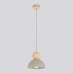 Beige hanglamp met halfronde kap en houten bol aan een dunne stang met houten plafondplaat