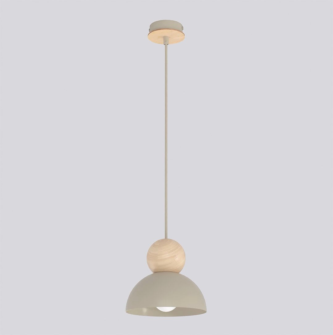 Beige hanglamp met halfronde kap en houten bol aan een dunne stang met houten plafondplaat