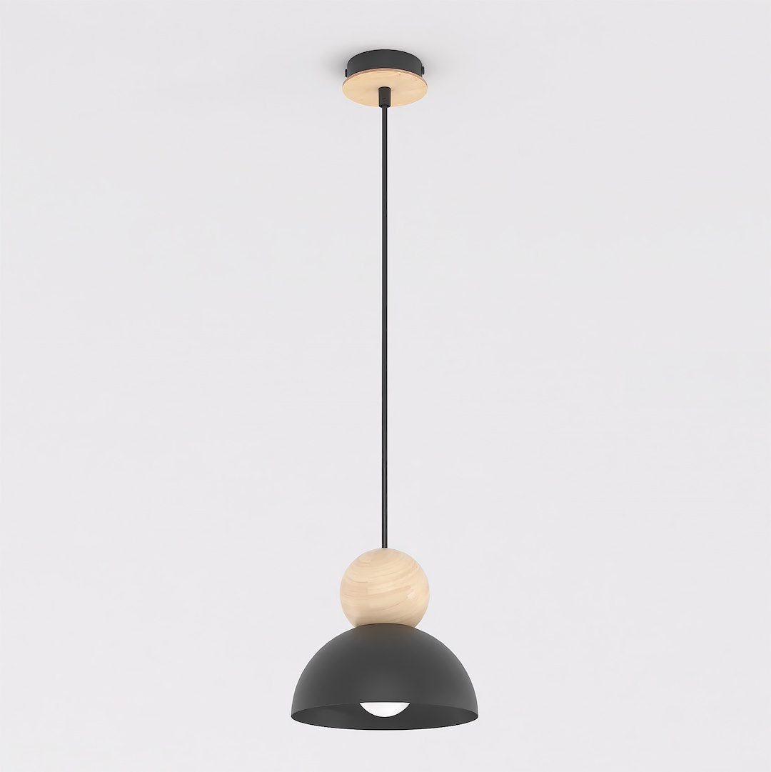 Zwarte hanglamp met halfronde stalen kap en houten bol aan een dunne stang, tegen een lichte achtergrond
