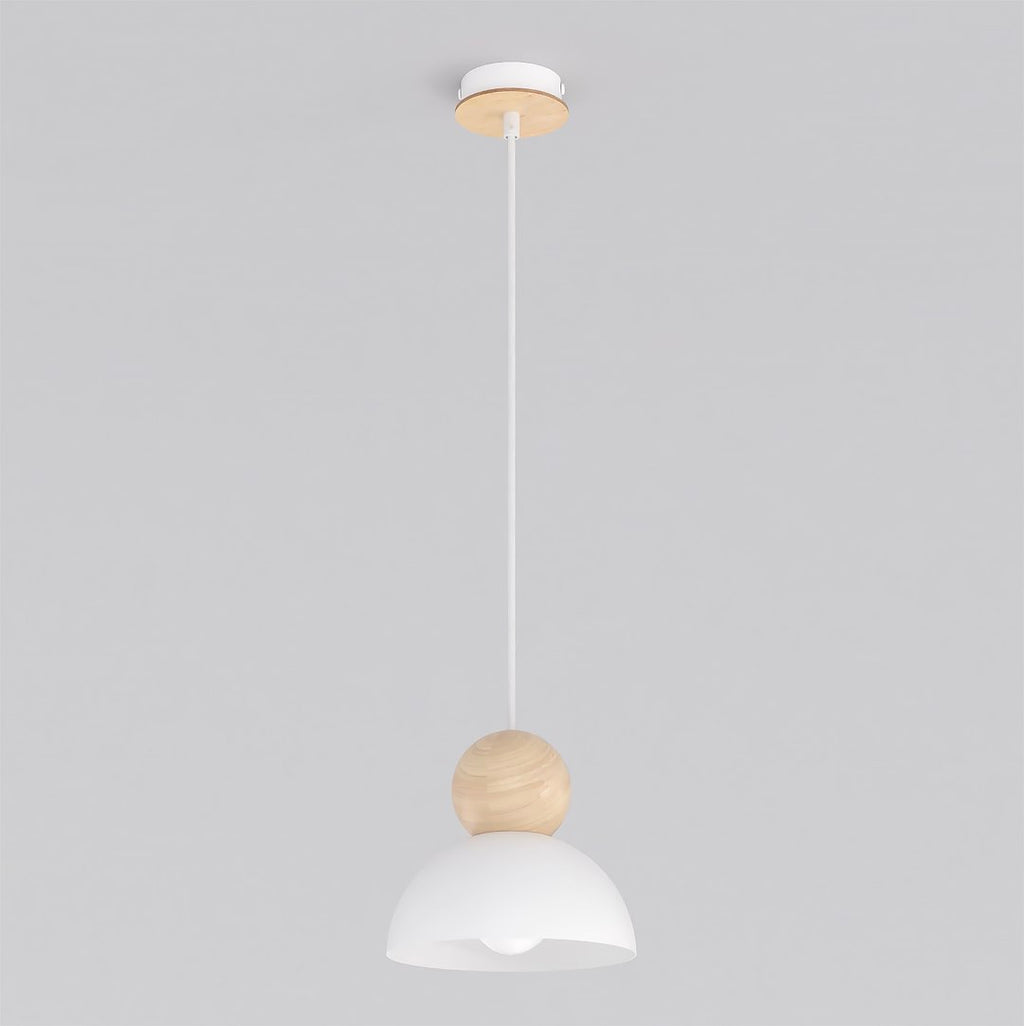 Witte hanglamp met ronde kap en houten bol aan een dun wit snoer met houten plafondplaat
