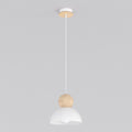 Witte hanglamp met ronde kap en houten bol aan een dun wit snoer met houten plafondplaat