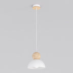 Witte hanglamp met ronde kap en houten bol aan een dun wit snoer met houten plafondplaat
