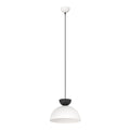 Hanglamp met halfronde witte kap, zwart detail bovenop en dun zwart snoer aan een witte plafondkap