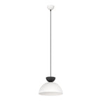 Hanglamp met halfronde witte kap, zwart detail bovenop en dun zwart snoer aan een witte plafondkap