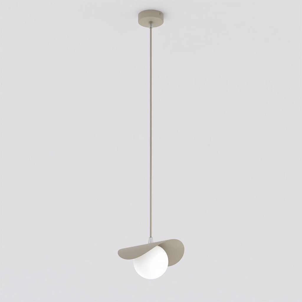 Hanglamp met golvende beige stalen kap en witte glazen bol aan een dunne beige ophanging